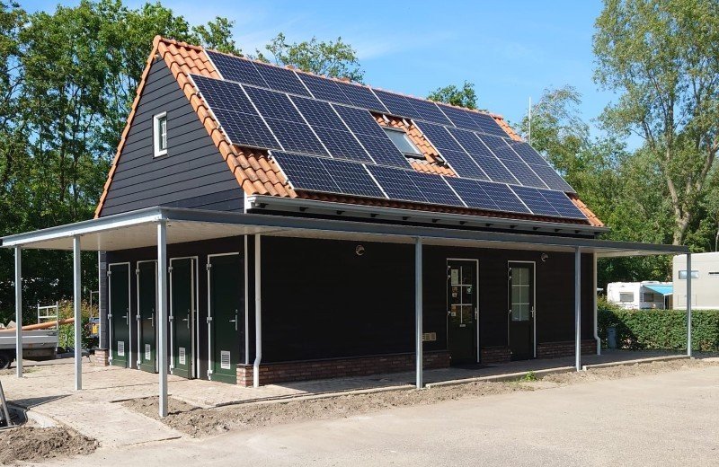 Duschen und Toiletten